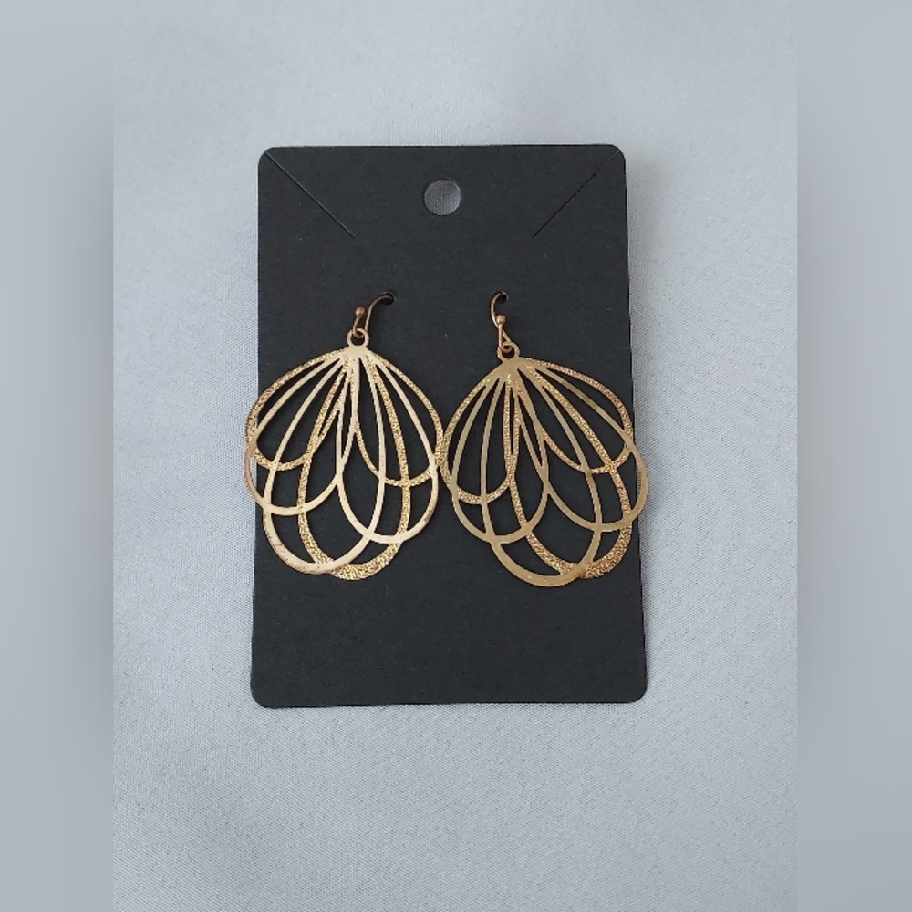 18K Gold Plated Flower Earrings: Lightweight Dangle Petal Pendant